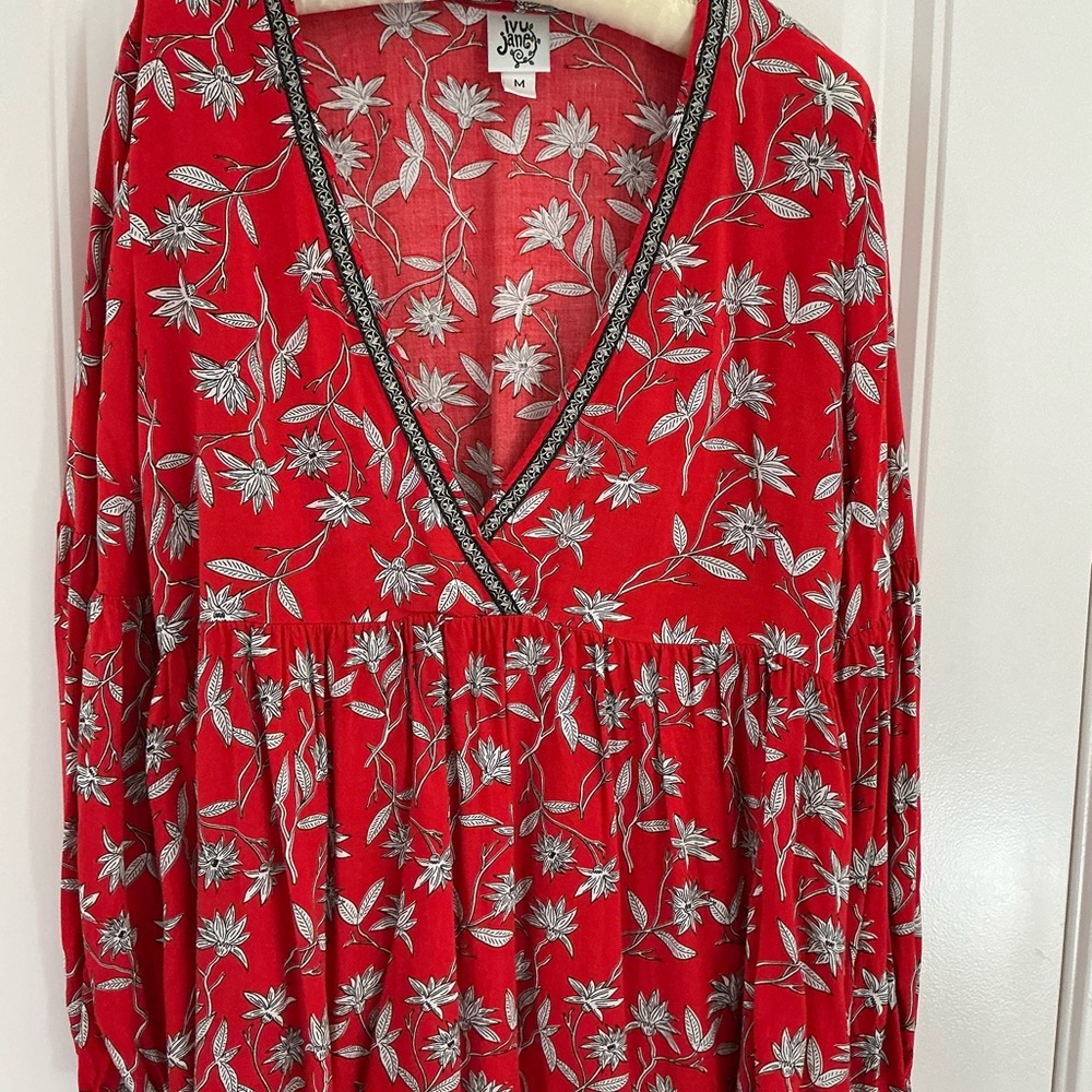 Ivy Jane Red and White Floral V-Neck Blouse sz. M